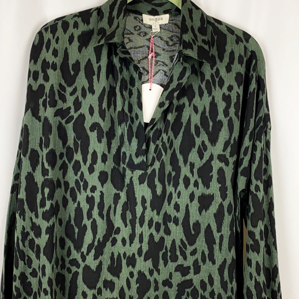 UMGEE Animal Print V-Neck Collar Tunic--Only Small  Left - Picture 6 of 11